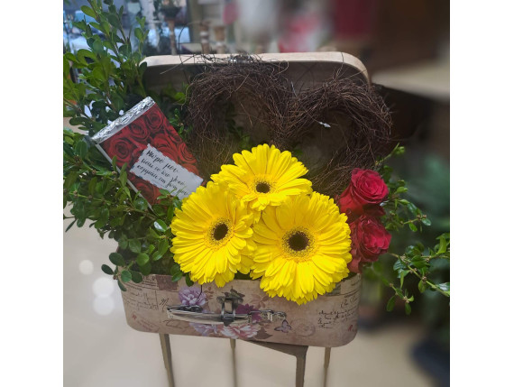 ΒΑΛΙΤΣΑΚΙ ΜΕ ΑΝΘΗ ΚΑΙ ΣΟΚΟΛΑΤΑ